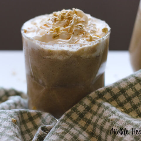 Featured image showing the finished apple pie smoothie ready to enjoy