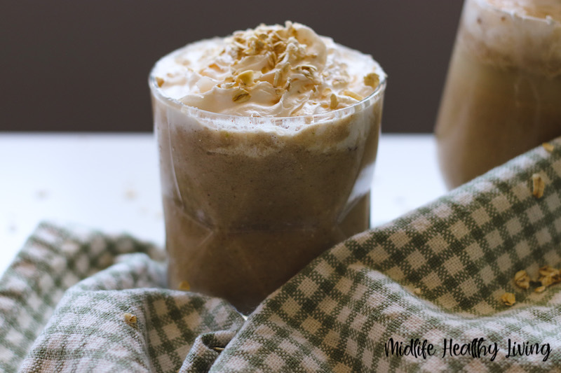 Featured image showing the finished apple pie smoothie ready to enjoy