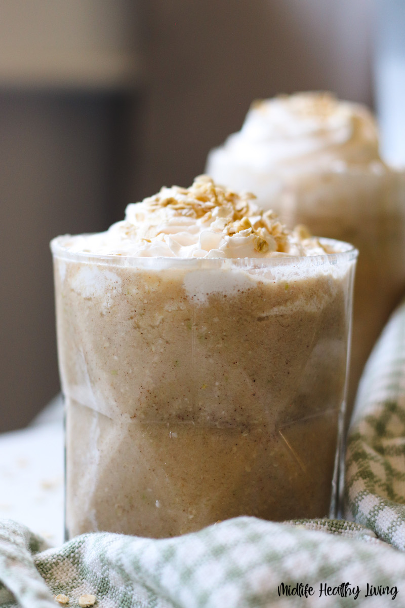 close up of the finished apple pie smoothie. 