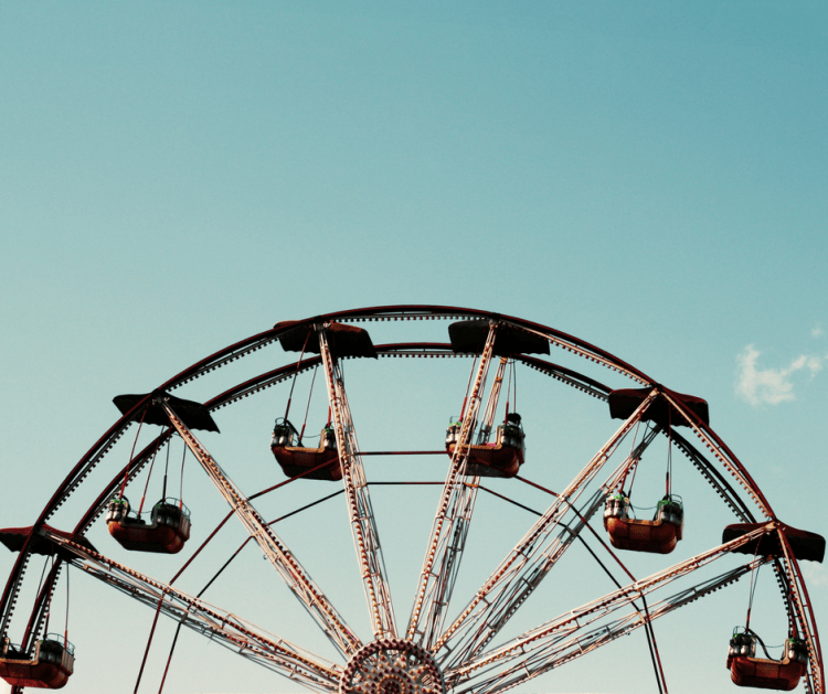 It can really be tricky to eat healthy at amusement parks where everything is quick, on the go, and usually greasy. Here are some ways to eat healthy at amusement parks that are practical and easy.