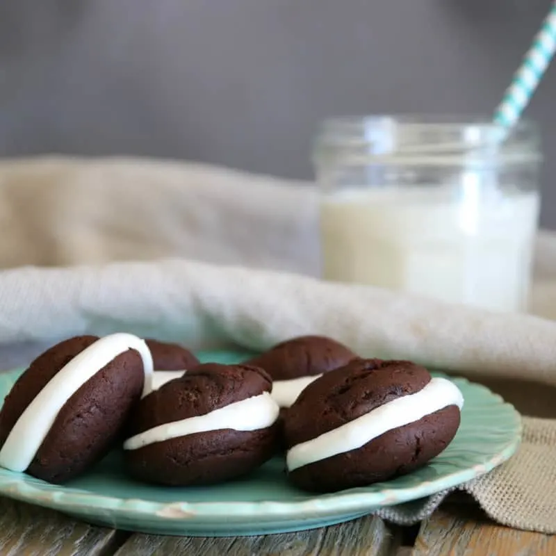 There's nothing like a light chocolately treat to satisfy your sweet tooth. This Weight Watchers friendly Whoopie Pie recipe pairs well with an ice cold glass of milk. Enjoy! 