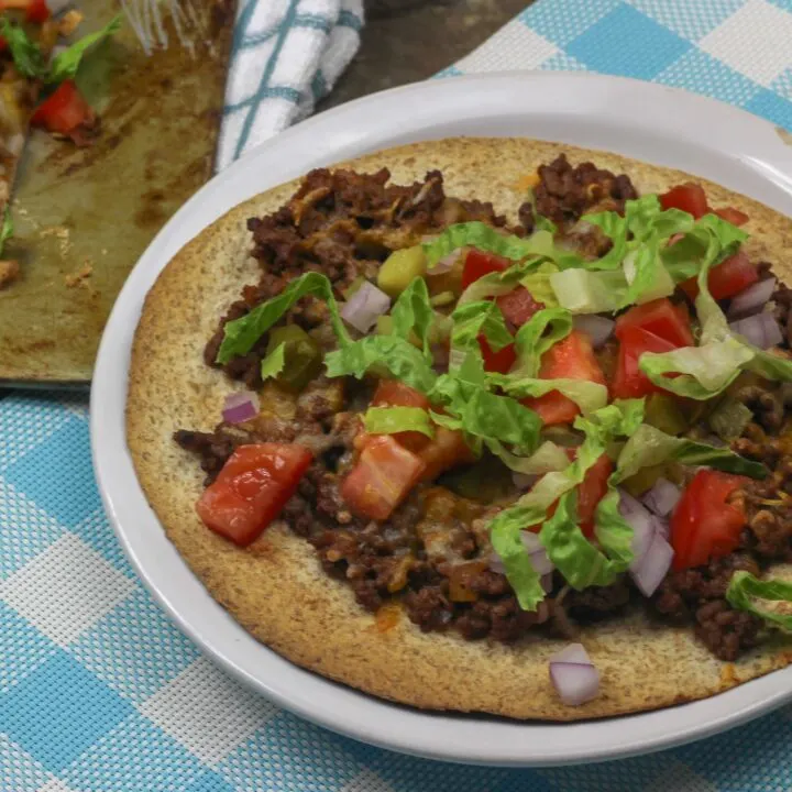 If you are a pizza lover like me, finding healthier alternatives while on the Weight Watchers program is a must! This Weight Watchers cheeseburger pizza recipe is great!