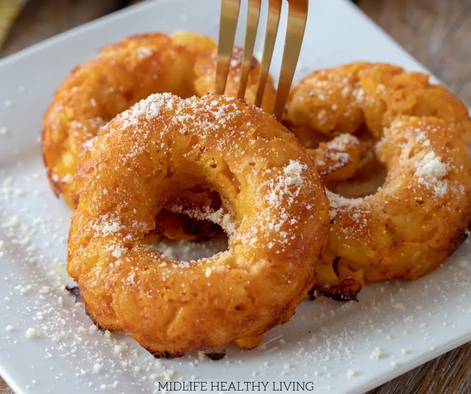 Weight Watchers mac and cheese donuts are a delicious snack! These mac and cheese donuts also make a tasty appetizer and a nice on the go lunch option.