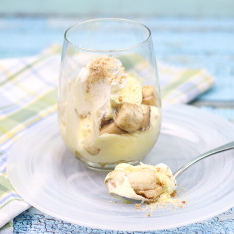 Featured image showing the finished healthy banana pudding ready to eat