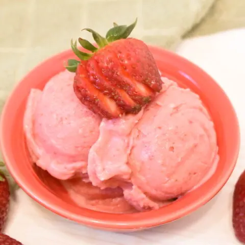 Featured image showing the finished strawberry weight watchers frozen yogurt ready to eat.