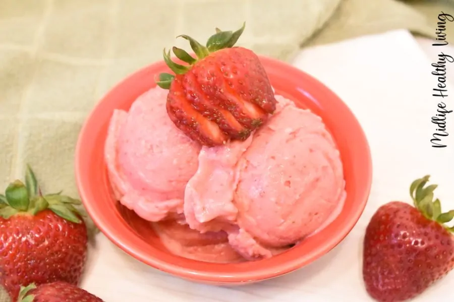 Featured image showing the finished strawberry weight watchers frozen yogurt ready to eat.