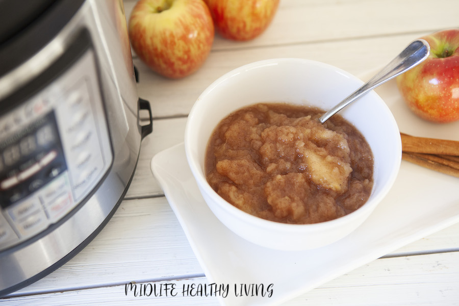 A view of a bowl of the finished applesauce ready to eat. 