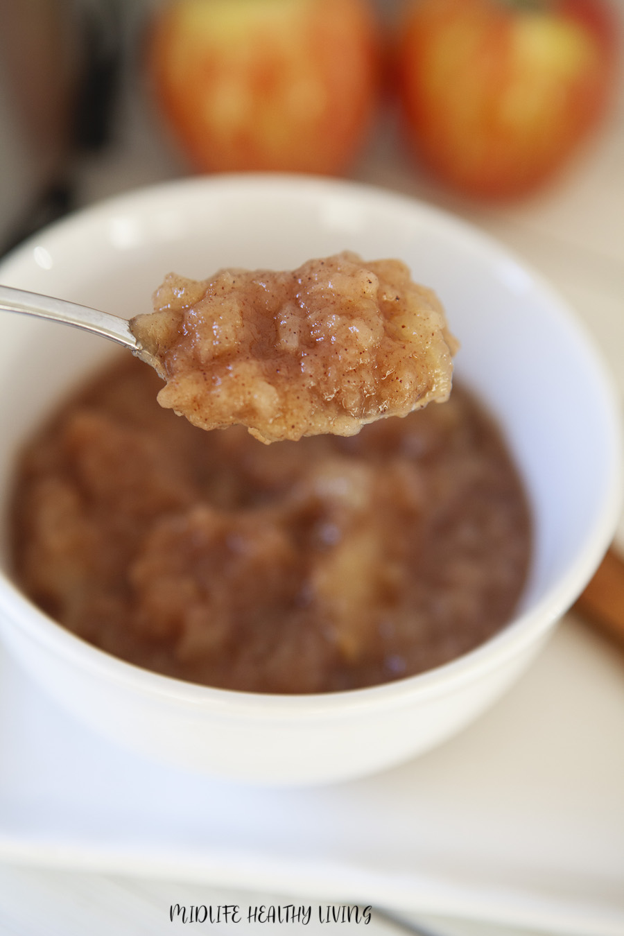 Un cucchiaio della ricetta applesauce weight watchers tenuto fino a mostrare quanto sia delizioso! 