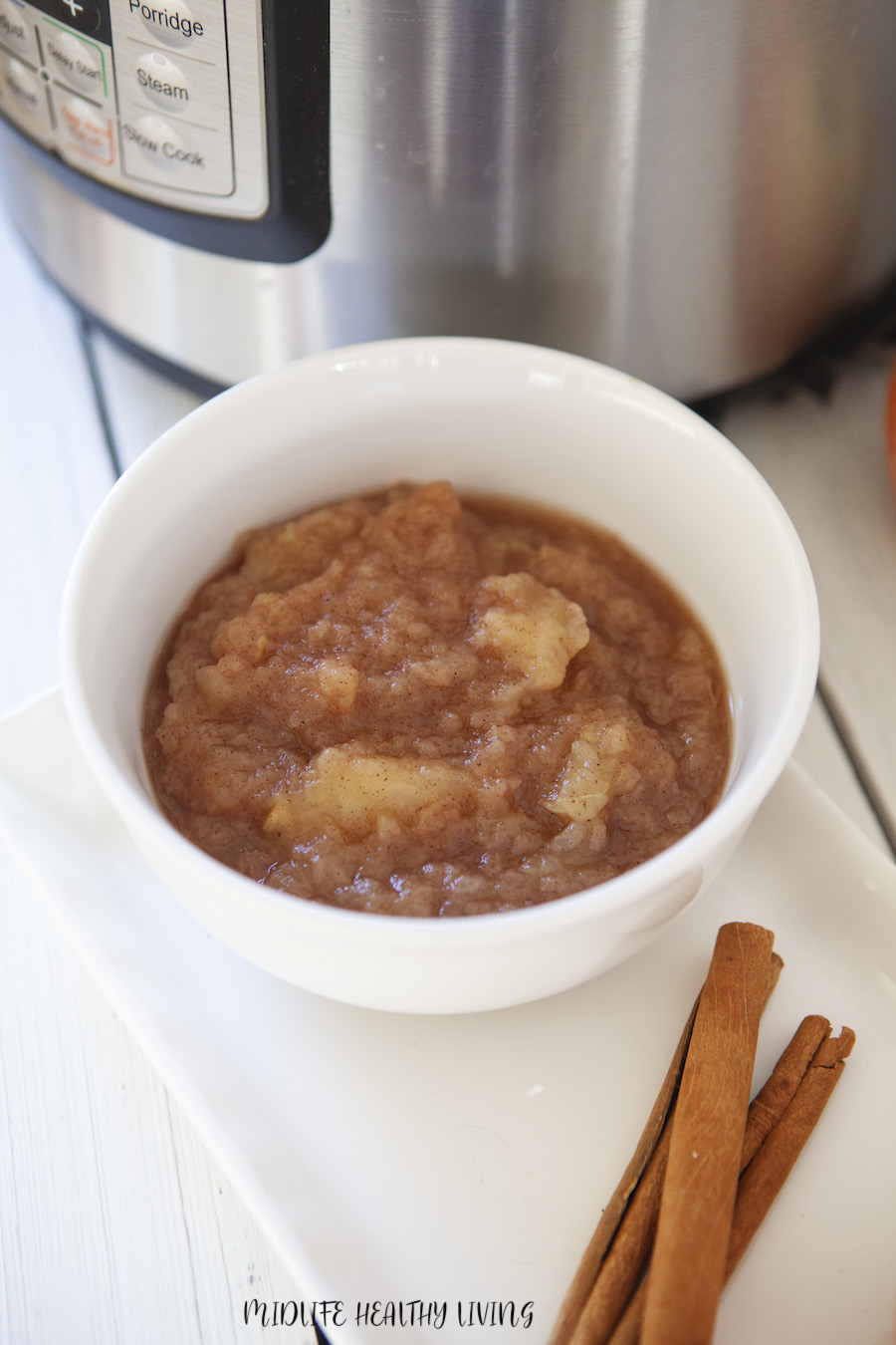  Ein Blick von oben nach unten auf das fertige Instant-Pot-Apfelmus-Rezept, das servierfertig ist. 