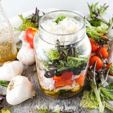 Featured image showing the finished greek salad in a jar ready to eat.