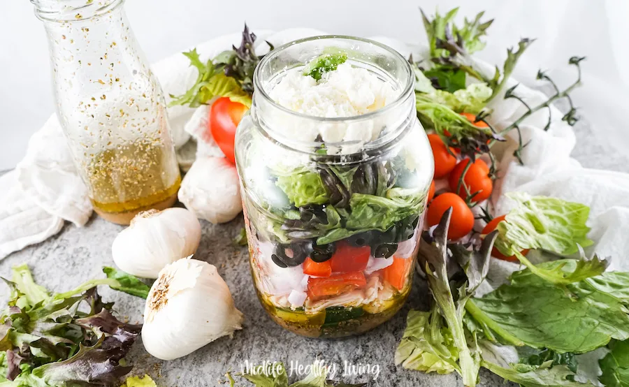 Featured image showing the finished greek salad in a jar ready to eat.