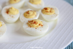 Featured image showing the finished weight watchers deviled eggs ready to share.