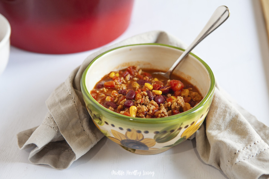 This delicious Weight Watchers chili recipe is simple to make, perfect for all three myWW plans, and family friendly! Everyone will love this healthy turkey chili recipe! 