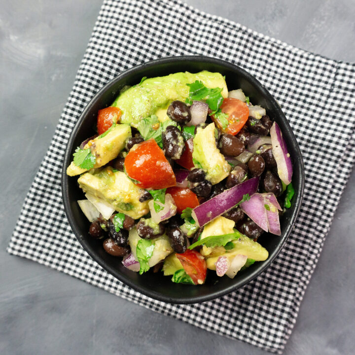 Featured image showing the finished weight watchers black bean salad ready to eat.