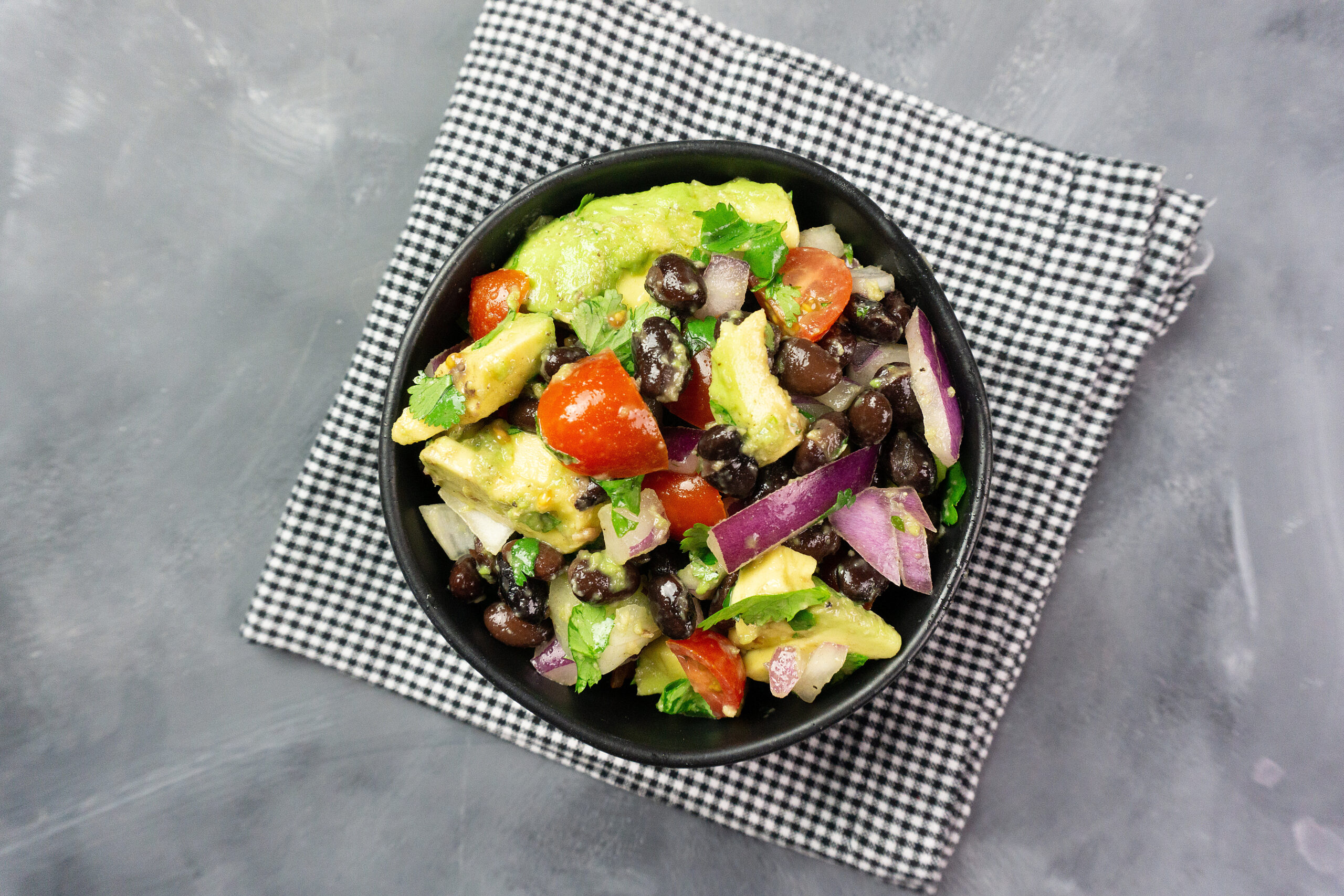 Featured image showing the finished weight watchers black bean salad ready to eat. 