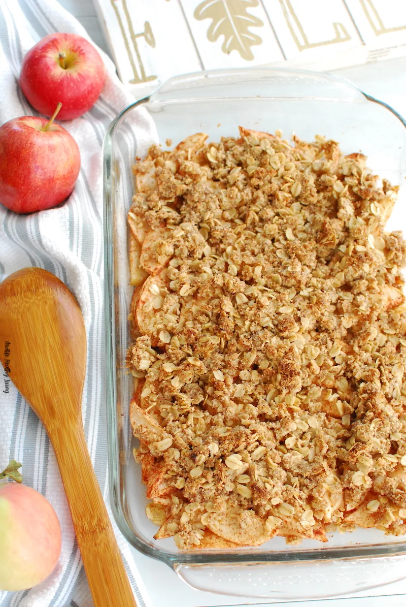 A full pan of the finished apple crisp for Weight Watchers ready to serve. 