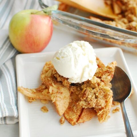 Featured image showing the finished weight watchers apple crisp ready to eat.
