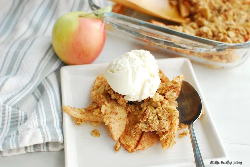 Featured image showing the finished weight watchers apple crisp ready to eat.