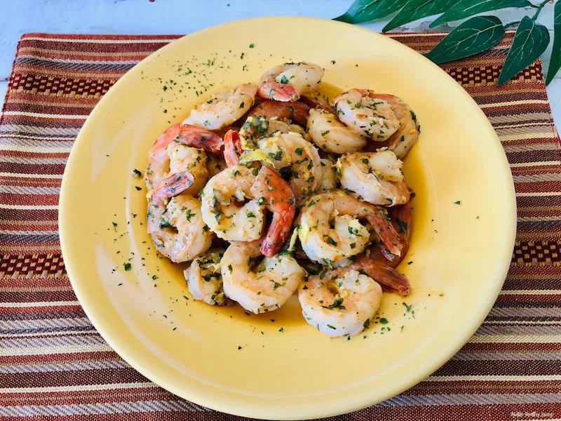 Featured image showing the finished weight watchers shrimp recipe on a yellow plate ready to serve. 