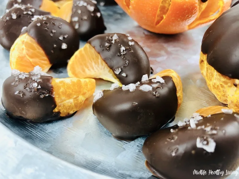 Featured image showing the finished chocolate covered oranges ready to eat