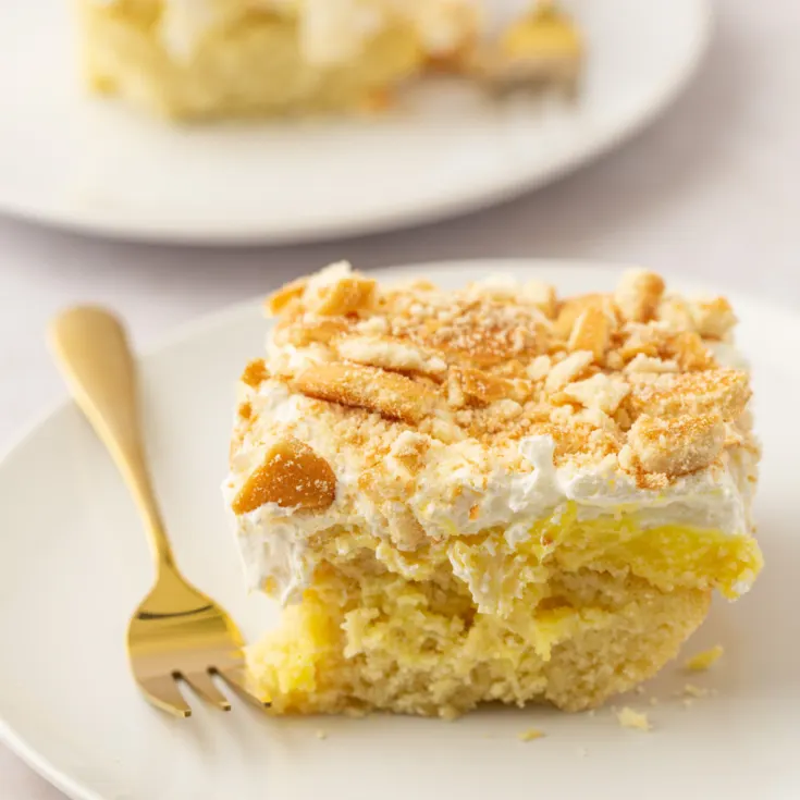 featured image showing finished gluten free banana poke cake.