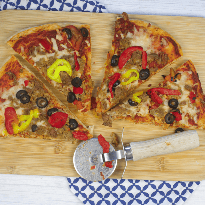 Featured image showing the ground turkey pizza ready to serve.