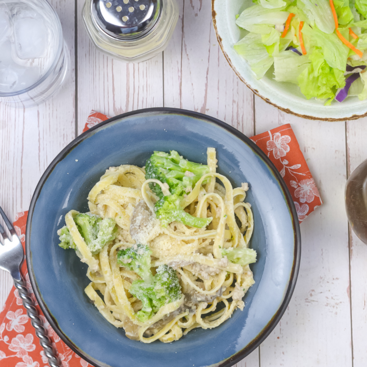 featured image showing the finished ground turkey alfredo