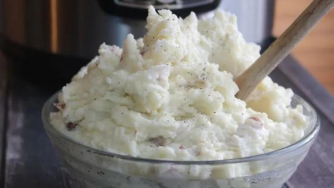 A bowl of mashed potatoes with garlic.
